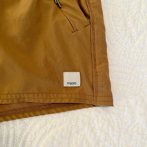 Vuori Dash Shorts Yellow Dark Golden - Picture 5 of 8